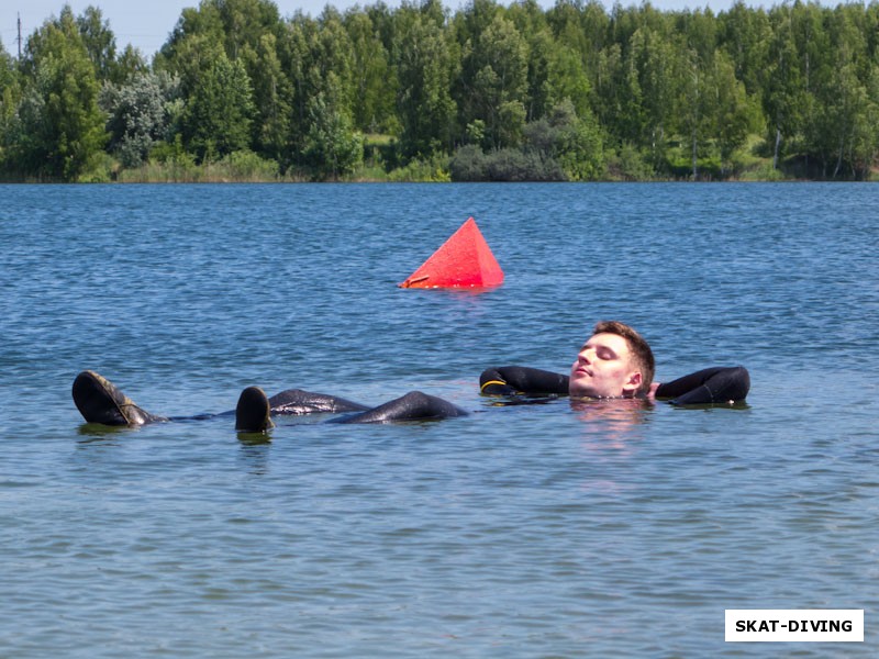 Федорук Дмитрий, увлеченный ныряльщик отдыхает между погружений