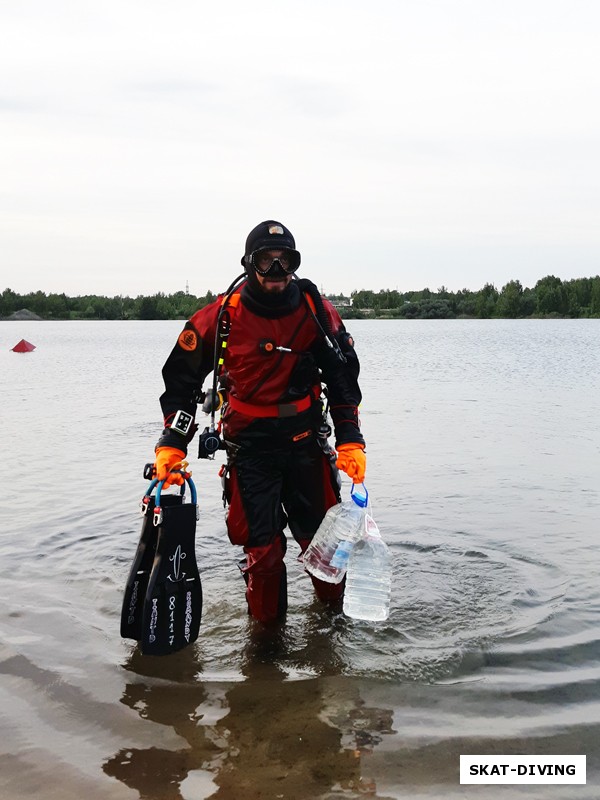 Романов Артем, берем пробы воды с самой глубокой части карьера: 86 метров)))