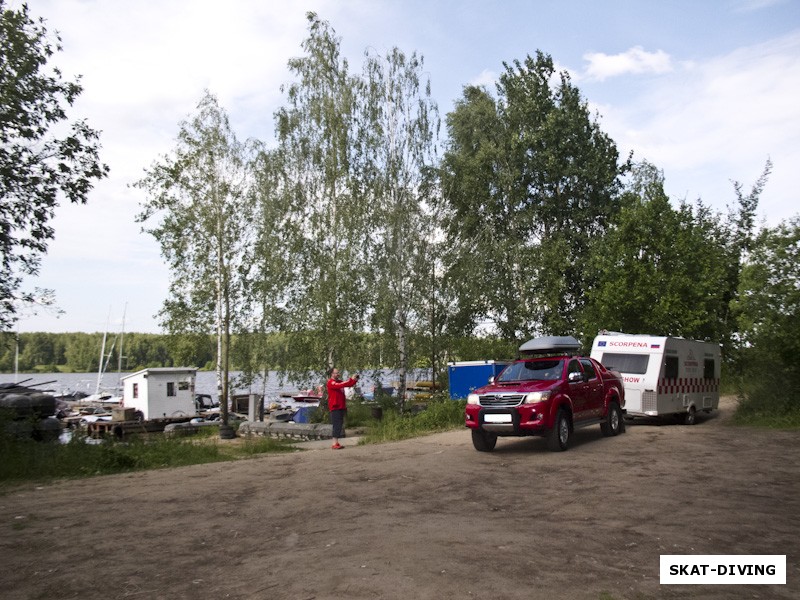 Парковка у яхт-клуба, где на воде нас ждет небольшая металлическая лодка