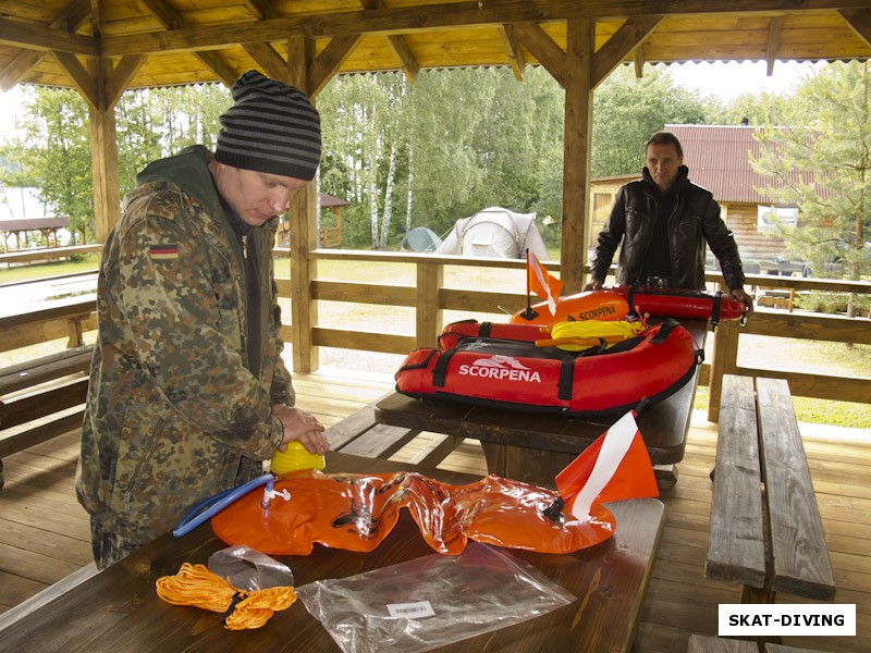 Мелешкин Николай, Мухин Геннадий, подготовка буев к заплыву, ведь на водохранилище существенный трафик катеров и лодок