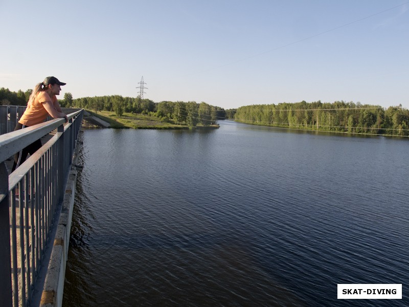 Доронина Татьяна, на «Ельнинском мосту» в верховье водохранилища