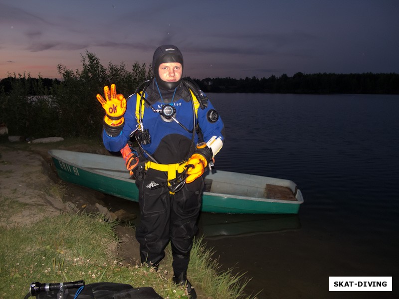 Валучев Григорий, изображение на перчатке охраняется авторским правом!)