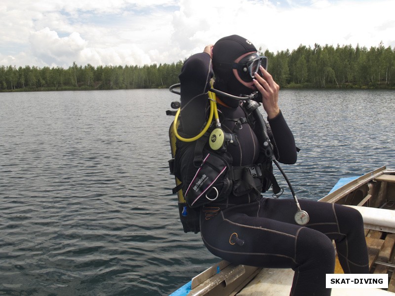 Бородулина Александра, вход в воду кувырком назад с борта лодки