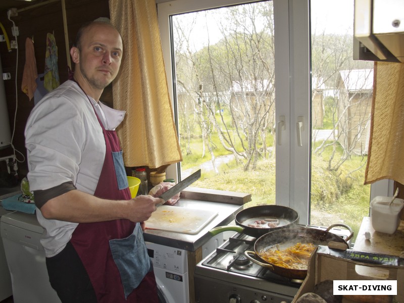 А вот и наш повар, радовавший всех вкусным и сытным питанием