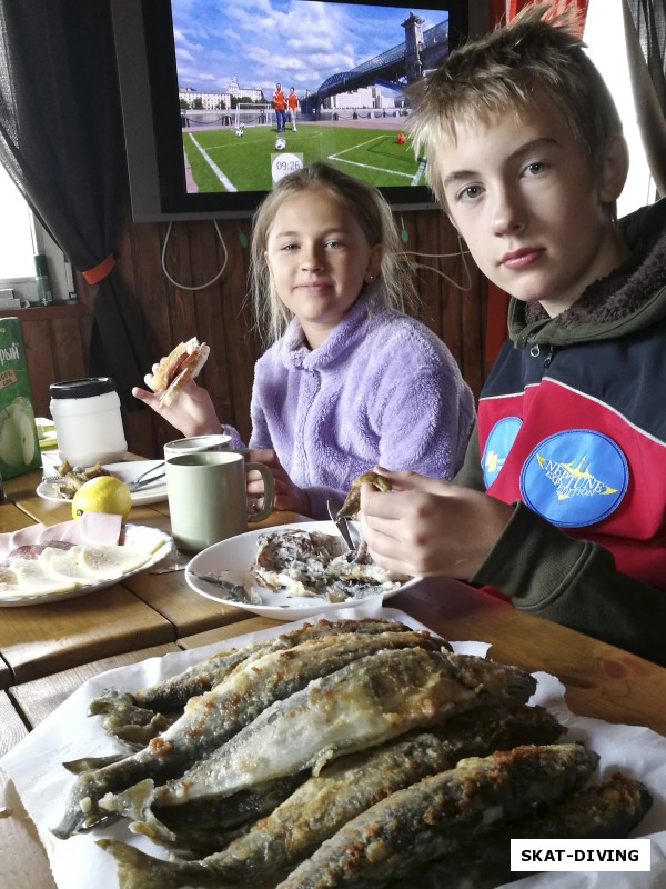 Дети Сергея Горпинюка с выловленным ими же обедом