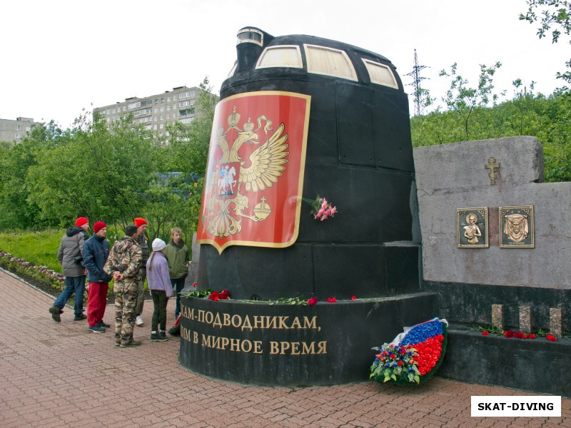 А в одном из мурманских парков можно встретить часть рубки атомной подводной лодки «КУРСК»