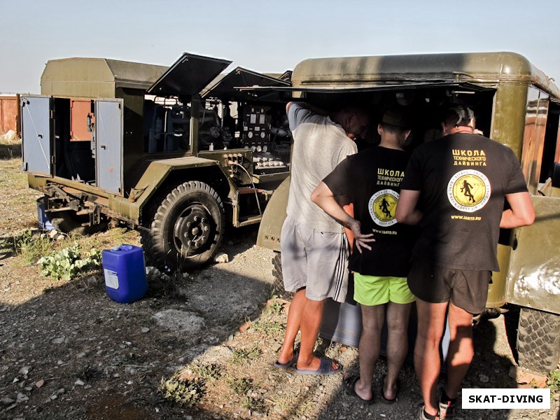 Утро на Утрише началось с изучения передвижной военной системы для заправки сжатым воздухом