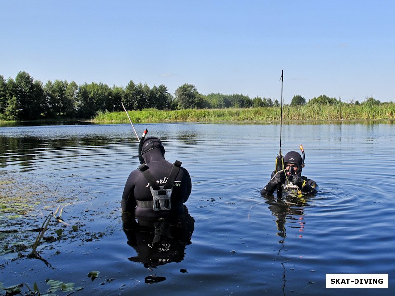 Вслед за аквалангистами под воду отправились и наши подводные охотники