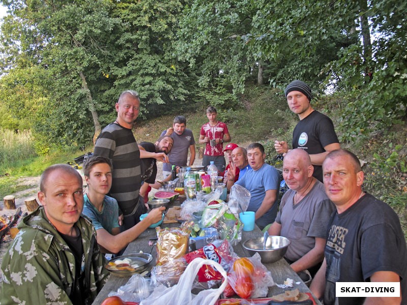 Изотко Артем, Орлов Даниил, Шукста Игорь, Романов Артем, Локтюшин Владимир, Трошин Артем, Локтюшина Виктория, Семененко Андрей, Сапсай Виталий, Мелешкин Николай, Александров Владимир, Инюхин Евгений, ужин на природе у реки