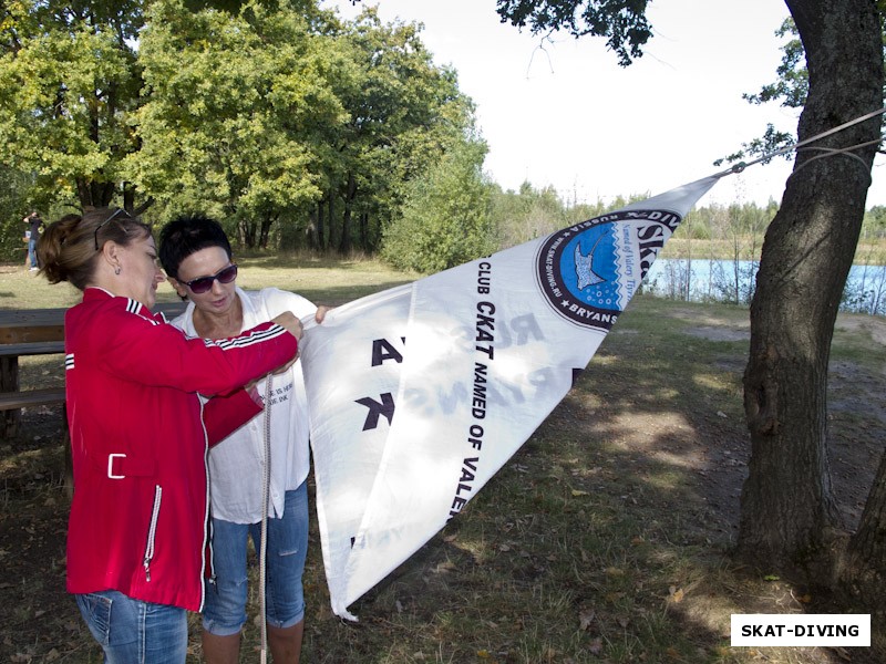 Булгакова Галина, Романова Галина, первым делом занялись размещением клубного флага на берегу