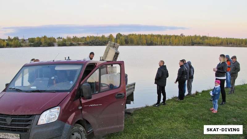 Потихоньку собирается народ для наблюдения за выпуском рыбы, но были и те, кто таки приехал через несколько минут после официального выпуска