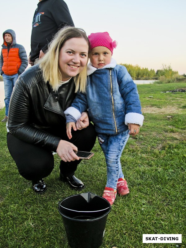 Кому-то пришлось прожить десятки лет, чтобы увидеть подобное собственными глазами, а этой крохотуле довелось стать свидетелем зарыбления в самом начале своего жизненного пути