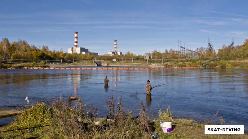 Рыбаки ловят мелочь в чашке сброса теплой воды «ПДУ»