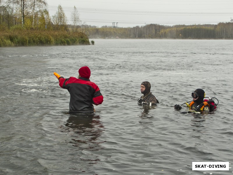 Романов Артем, Азаркин Юрий, Федорук Дмитрий, брифинг на местности по пояс в воде