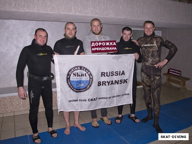 Палеев Алексей, Изотко Артем, Балакин Александр, Клочков Александр, Коржуев Максим, вот такое веселое получилось фото на память