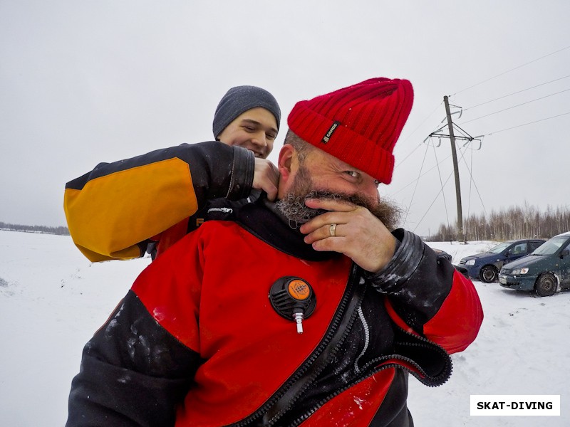 Зеленев Максим, Зеленев Андрей, красные тона в снаряжении аквалангиста смотрятся необычайно ярко зимой