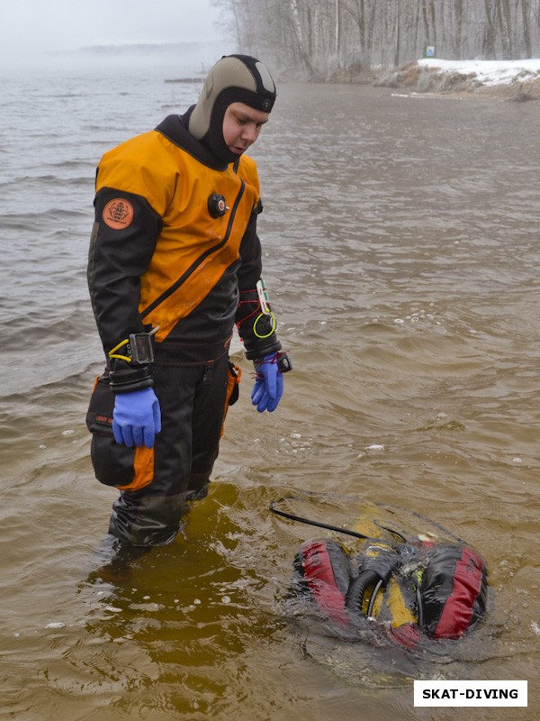 Леонов Дмитрий, отогревает замерзшую за ночь спарку в водоеме