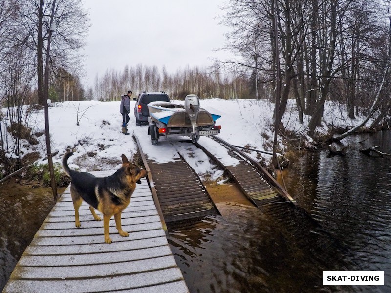 Место спуска лодки на воду, все под контролем Рэя