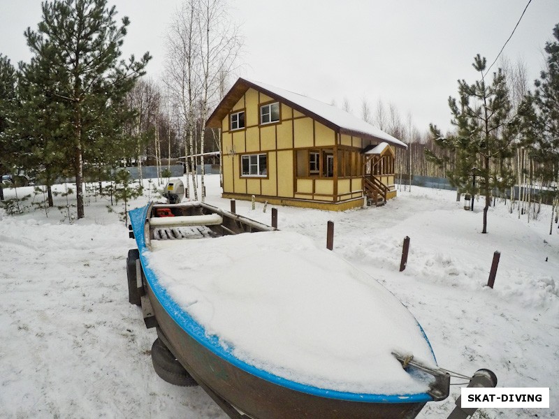 Два важных атрибута десногорской поездки: теплый, уютный домик и лодка для организации погружений