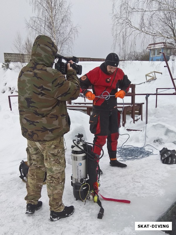 Романов Артем, приехавшие на карьер журналисты в ожидании главного действующего лица активно «разминались» на нашей брянской команде