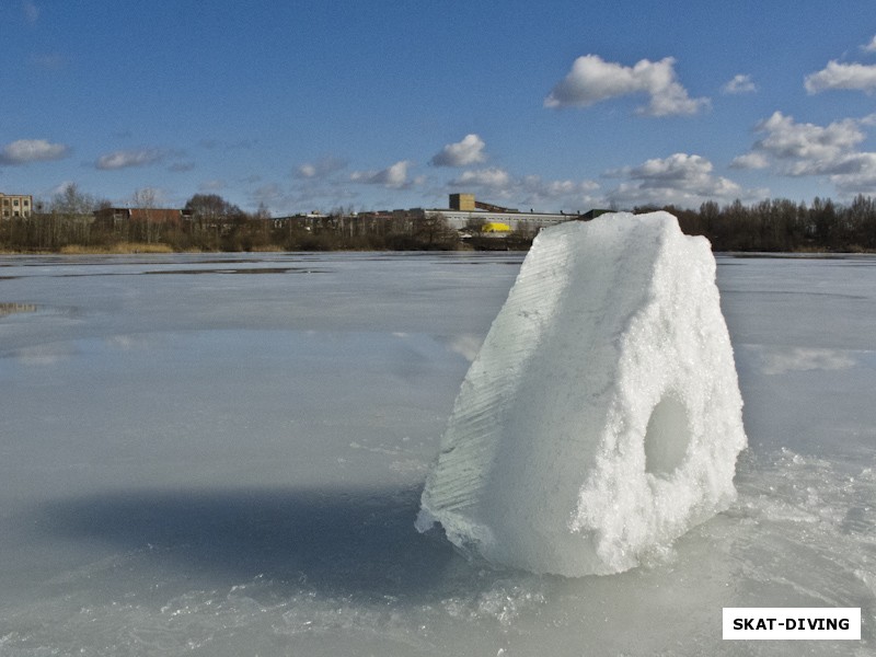 Вот такая толщина льда 9 марта на озере «ДСК»
