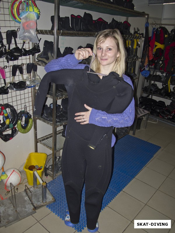 Коваленко Светлана, подбор необходимого снаряжения в техническом помещении клуба у бассейна