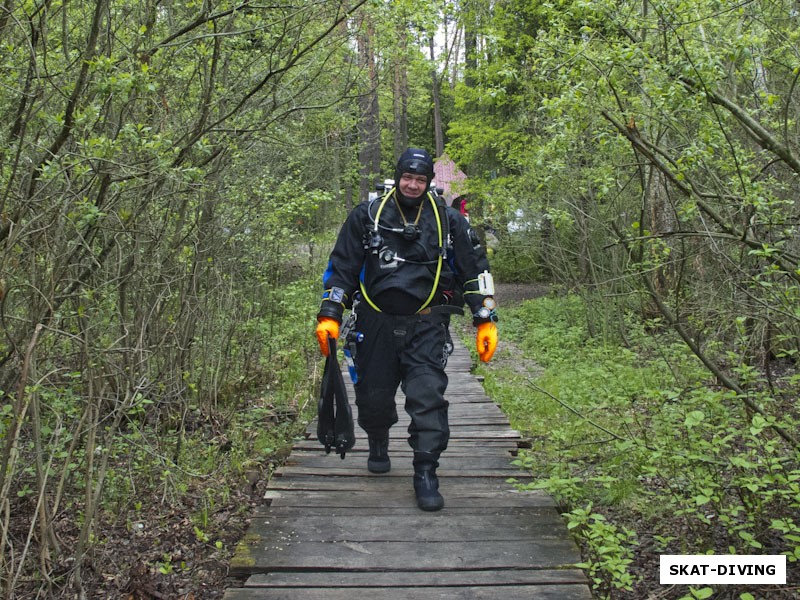 Быченков Дмитрий, прогулка к воде по дощатому настилу