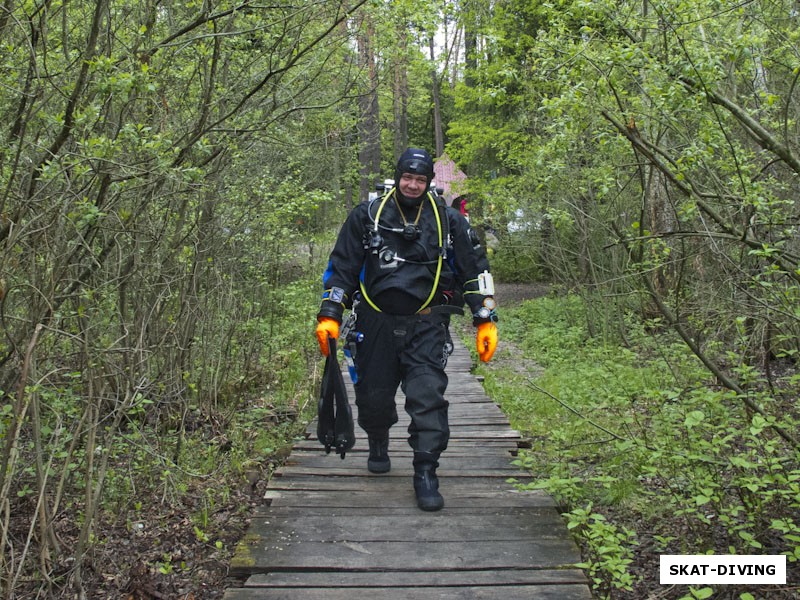 Быченков Дмитрий, прогулка к воде по дощатому настилу