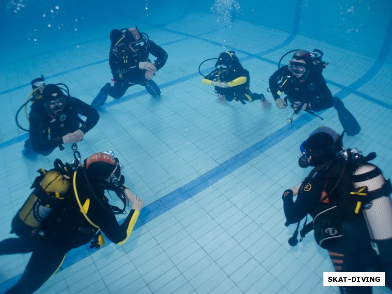 Первое упражнение под водой - «качание на кончиках ласт» посредством дыхания