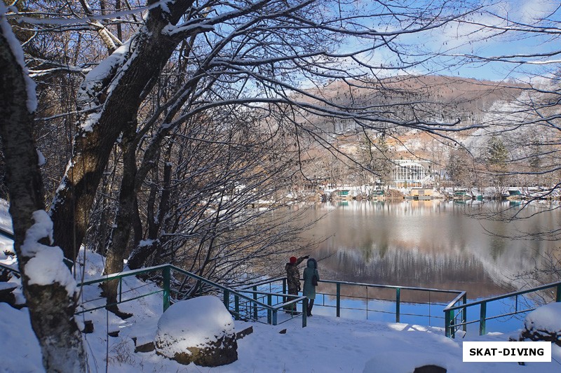 Погосян Артем, Горло Наталья, Маленькая фигура мужчины что-то рассказывает маленькой фигуре женщины на фоне брутальных ландшафтов Кабардино-Балкарии