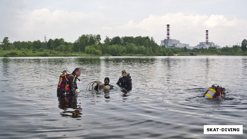 Кому что, а Игорь уже снова мотает поднятый со дна водоема медный кабель