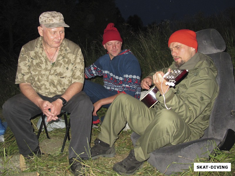 Александров Владимир, Шукста Игорь, Тарасов Василий, в этой песне поется о мужчине, желающем покончить с собой, бросившись в море из-за неразделенной любви, в итоге он встретил русалку и жил с ней долго и счастливо