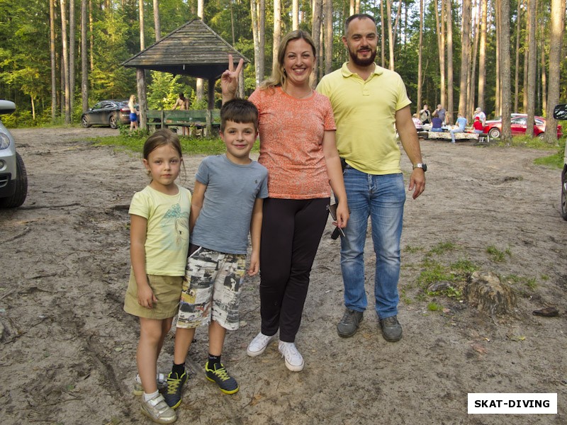 Барабанова Виктория, Барабанов Ярослав, Барабанова Ирина, Барабанов Дмитрий, а вот и более полный состав семьи Барабановых