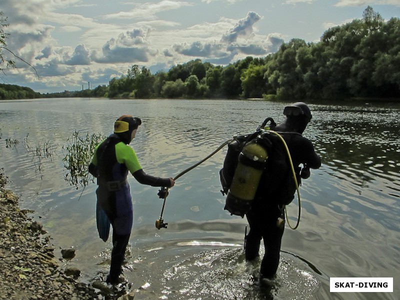 Дунаева Елена, Шукста Игорь, подрастающий аквалангист делает свои робкие шаги в реку, вслед за своим гидом