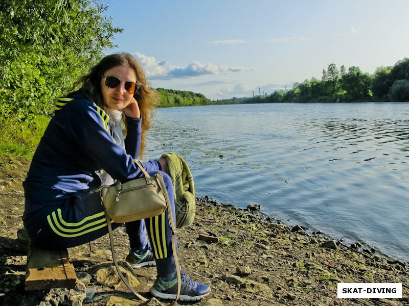 Дунаева Евгения, ожидает сестру на берегу, та же умудрилась уйти под воду более, чем на час