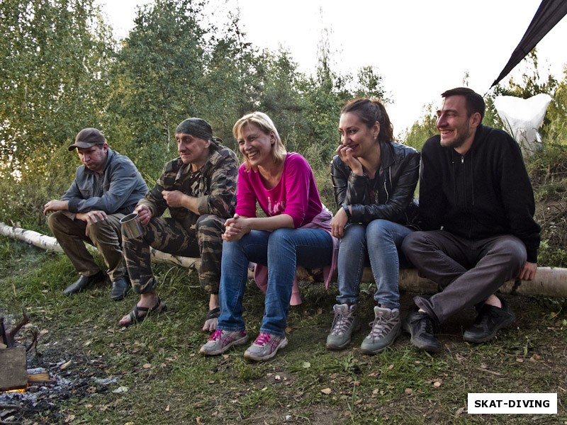 Зайцев Антон, Серегин Сергей, Клименченко Екатерина, Иванова Анна, Дынин Роман, вечерние байки в лагере вызывают улыбки на лицах ныряльщиков