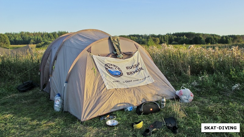 Клубное знамя на видном месте, чтобы не забывали первооистоков