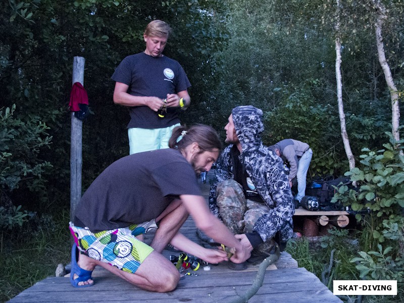 Шукста Игорь, Романов Артем, Мелешкин Николай, подготовка подводных светильников