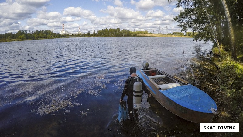 Привычная картина на теплом сбросе, спускаешься под воду с видом на атомную станцию