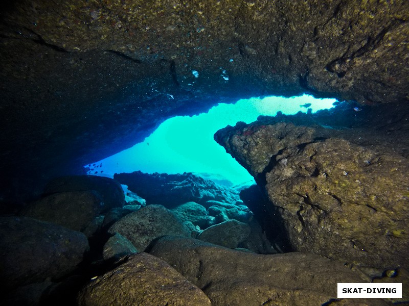 Место называется «THE CAVES» - название действительно соответствует