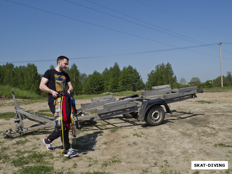 Дынин Роман, ну вон же тачка стоит, зачем на руках таскать