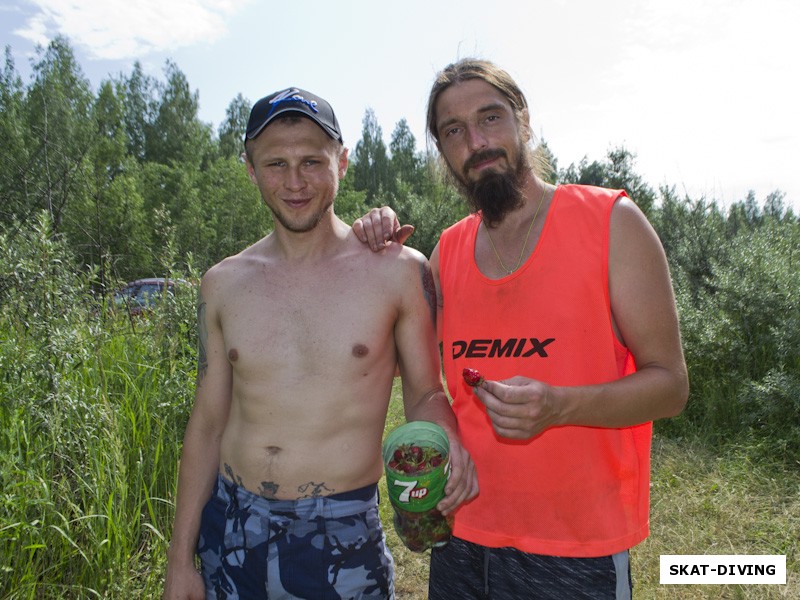 Щербаков Дмитрий, Романов Артем, а вот и клубника с Диминого участка подоспела, в конце лета ждем виноград