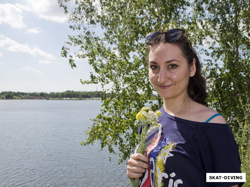 Иванова Анна, к слову сказать, букет цветов был посажен назад в землю, ради фото никто не пострадал