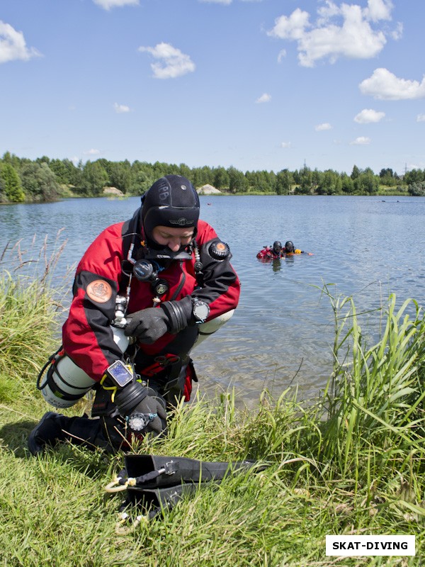 Зеленев Андрей, навешивает баллоны на бока, то есть надевает sidemount