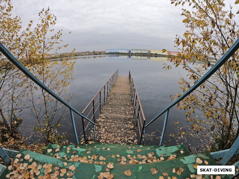 Вид на воду из нашей беседки