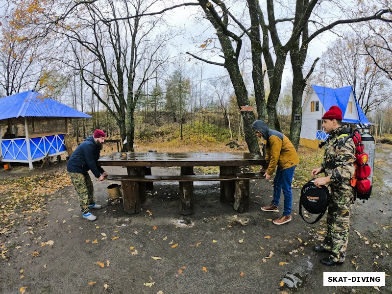 Зеленев Андрей, Зеленев Максим, Погосян Артем, ну вот, Артем уже пришел, а стол еще не накрыли