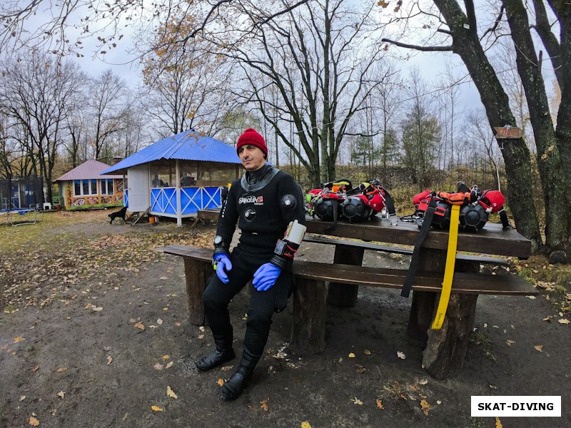 Погосян Артем, ждет напарника, который все носится по берегу с камерой в руках