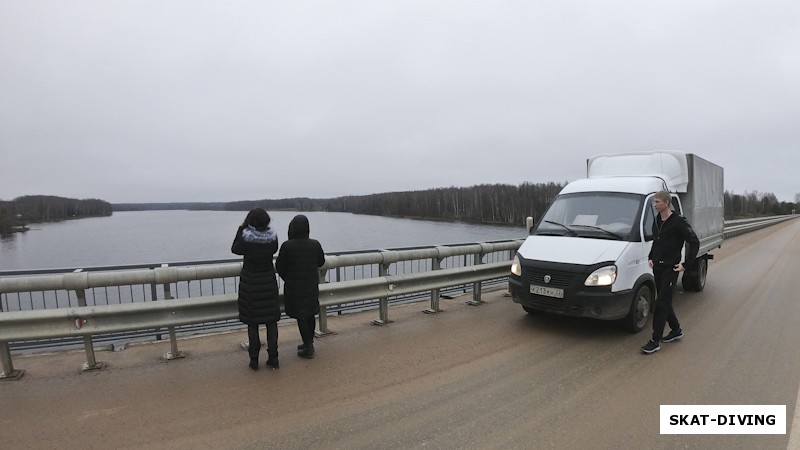 Ельнинский мост, самое верховье водохранилища, тут оно больше похоже на величественную реку, кстати перед мостом стоит табличка "р. Десна"