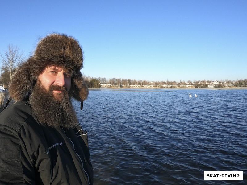 Зеленев Андрей, вместо одного лебедя, замеченного на прошлой неделе, плавала уже пара