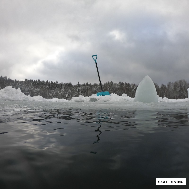 Фотограф приплыл к фридайверам, а их пока нет, лишь лопата одиноко смотрит на воду